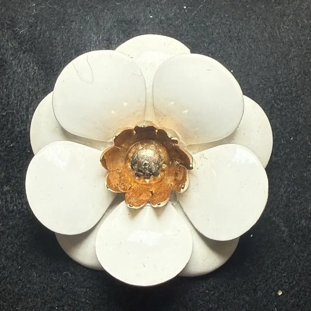 Vtg Sarah Coventry Remember Me White Enamel Flower Brooch Pin Gold Tone 1960s